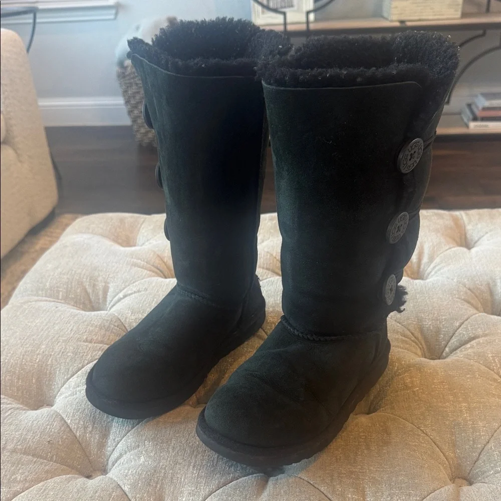 Ugg Women’s‎ 8 Black Suede Button-Accent Boots